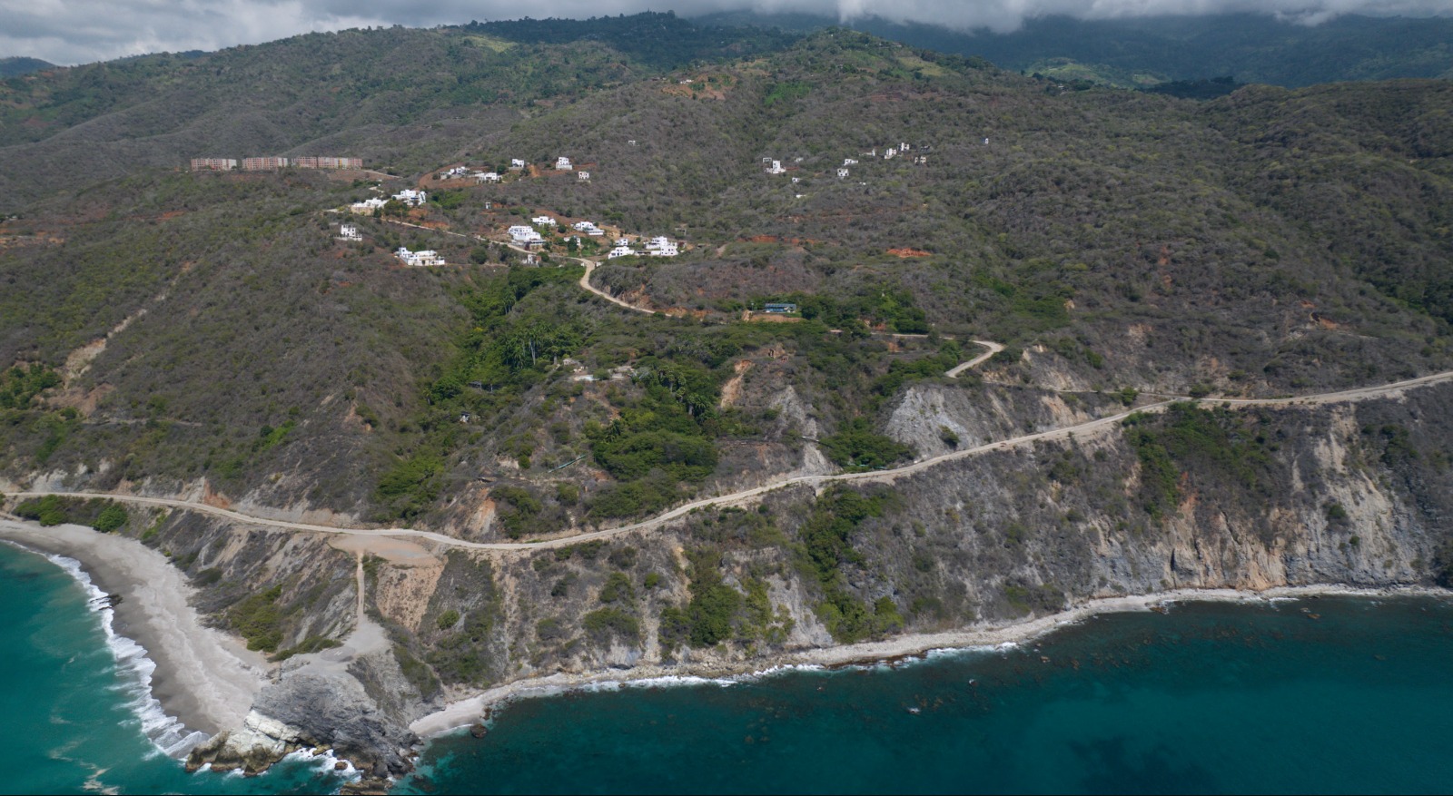 Vista aérea del entorno costero y montañoso del desarrollo Costalinda